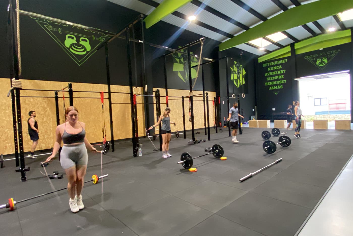Grupo entrenando en Fit Box